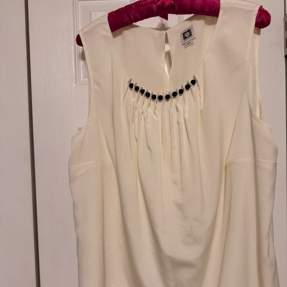 Anne Klein Sleeveless Cream Blouse wit Black Buttons